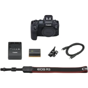 Беззеркальный фотоаппарат Canon EOS R5 Body с объективом на фоне природы.