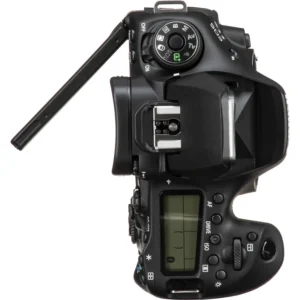 Фотоаппарат Canon EOS 90D, мощная цифровая зеркальная камера с разрешением 32.5 МП и возможностью записи видео в формате 4K.