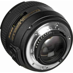 Объектив Nikon AF-S 50mm f/1.4G, компактный стандартный объектив для цифровых зеркальных камер.
