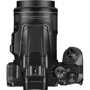 Фотоаппарат Nikon Coolpix P950, компактная камера с высоким качеством изображения и функцией записи видео.