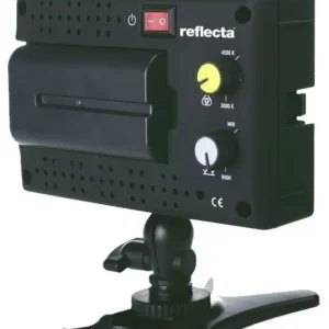 Вспышка Reflecta RPL 105 с регулируемыми светодиодами, установленная на камеру, освещает сцену для качественной видеосъемки.